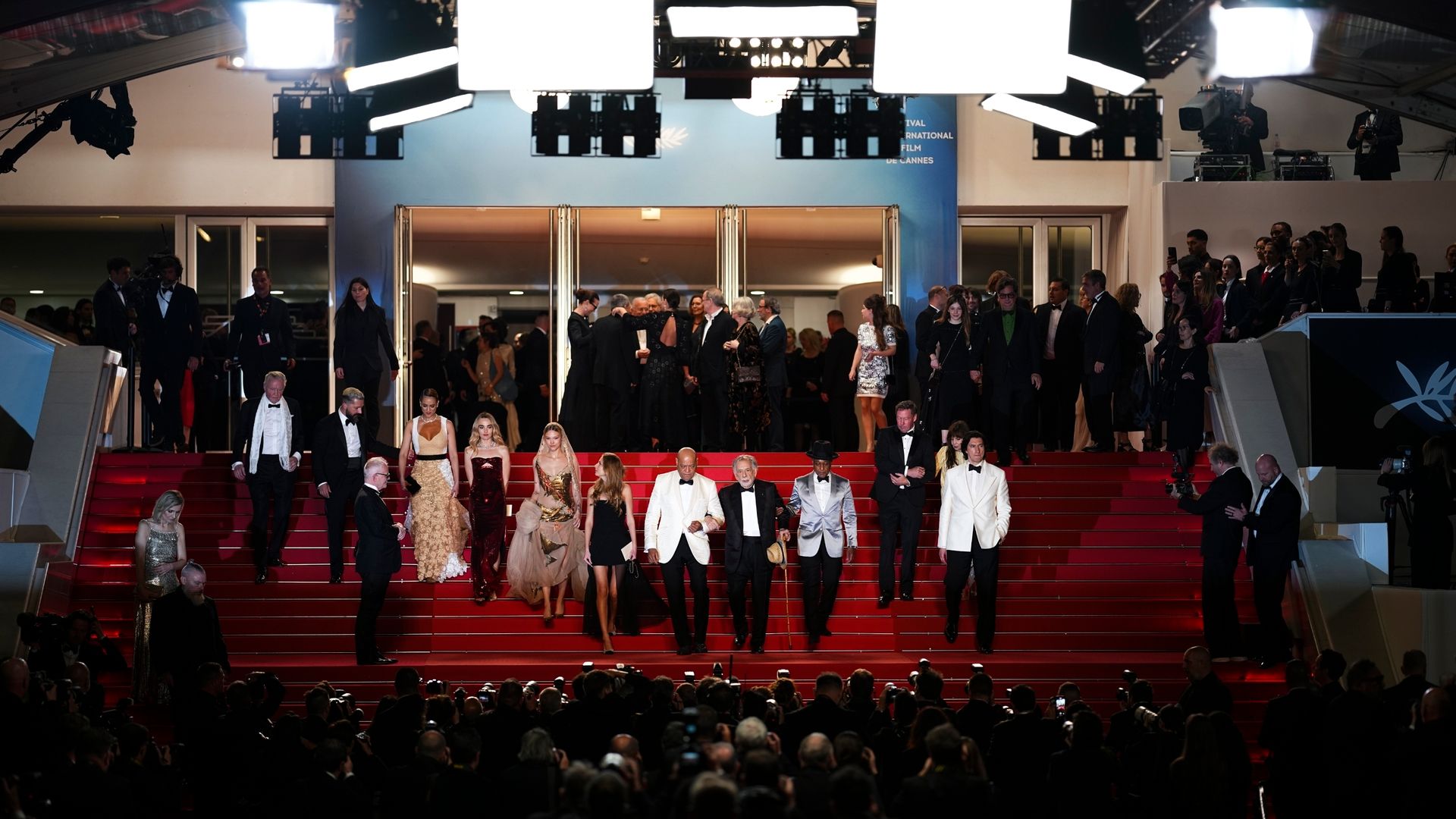 Keine Firma wollte den Film "Megalopolis" von Francis Ford Coppola finanzieren. Nun hat das mit Spannung erwartete Mammutprojekt des Regisseurs Premiere in Cannes gefeiert.