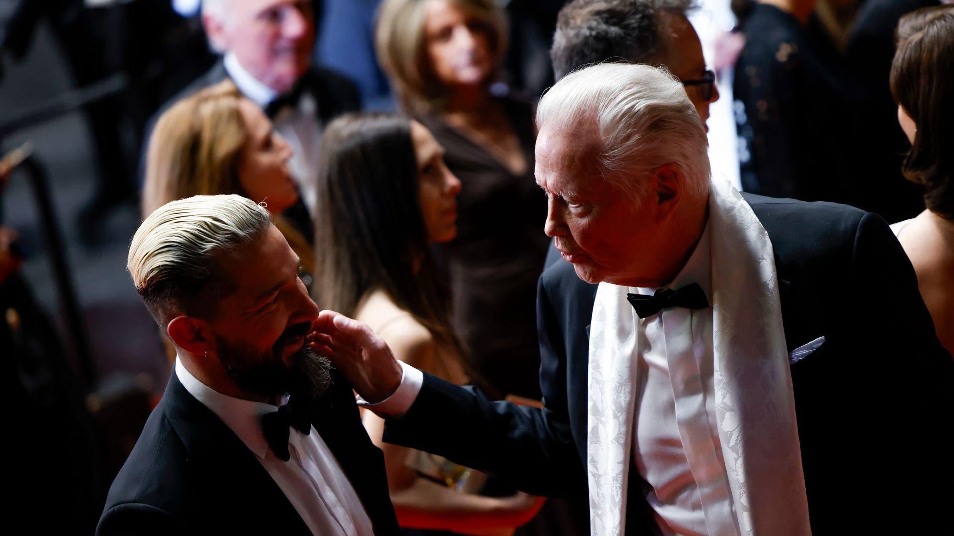 Shia LaBeouf (l) und Jon Voight paludern auf dem roten Teppich miteinander.
