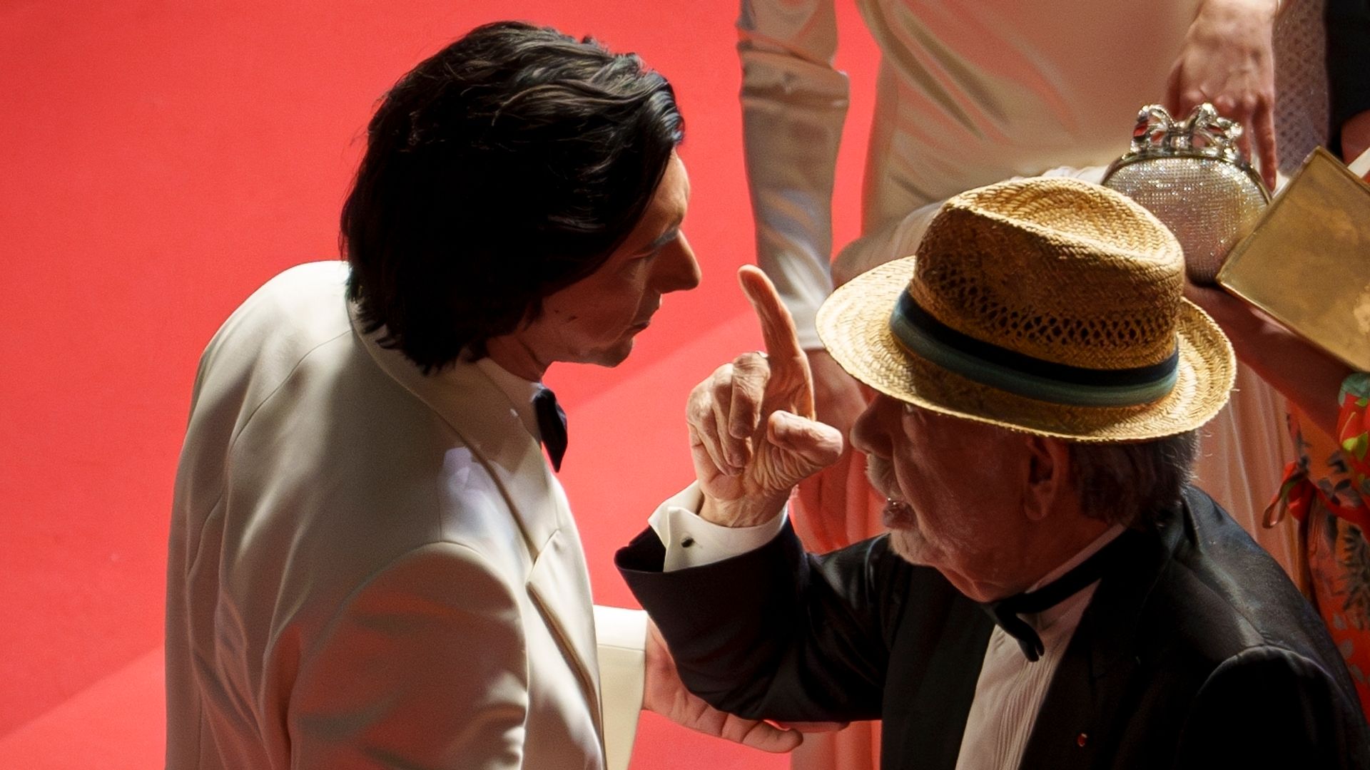 Adam Driver (l) unterhält sich mit Regisseur Francis Ford Coppola auf dem roten Teppich.