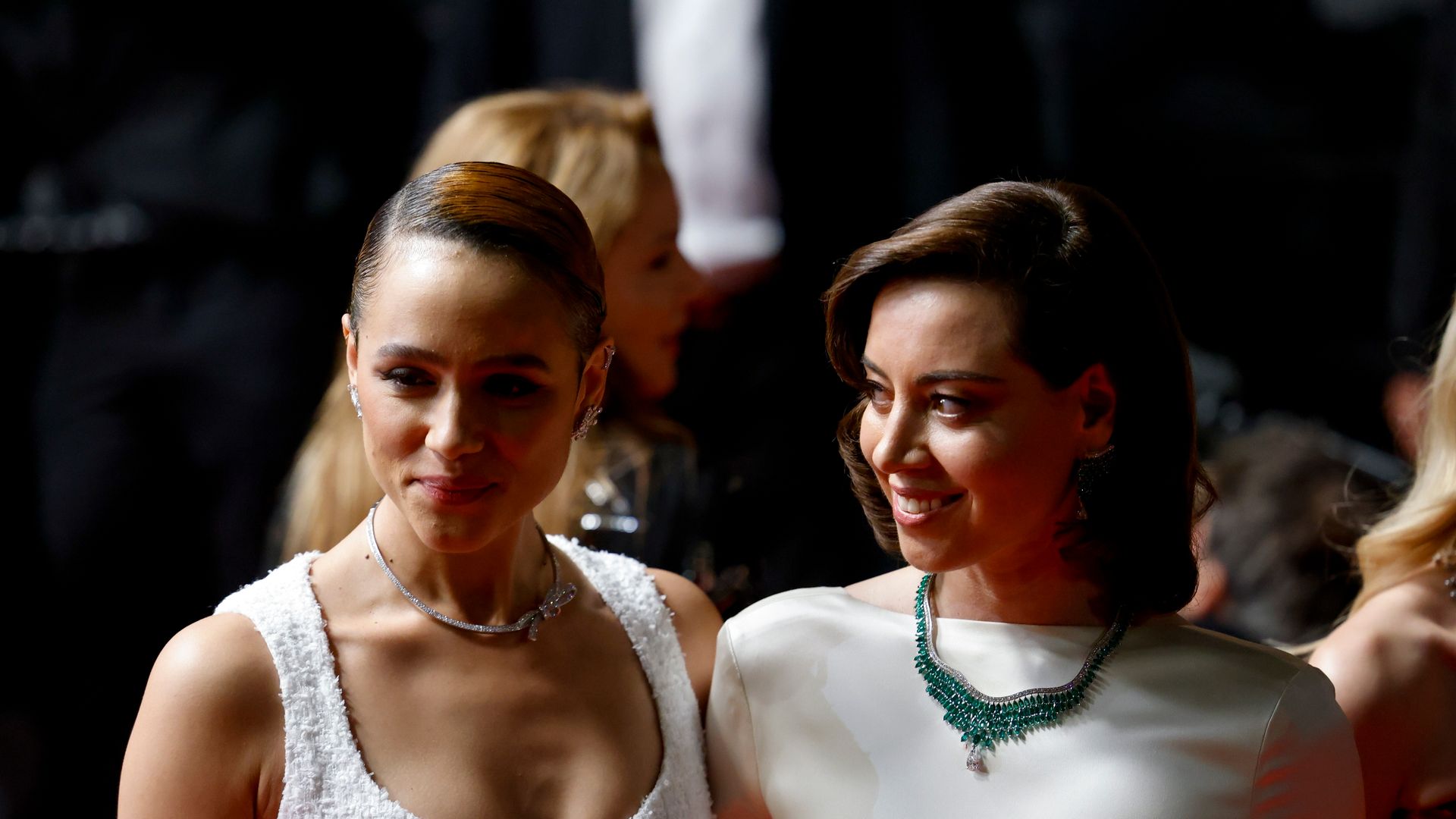 Die Schauspielerinnen Nathalie Emmanuel (l) und Aubrey Plaza kommen zur Premiere von "Megalopolis".