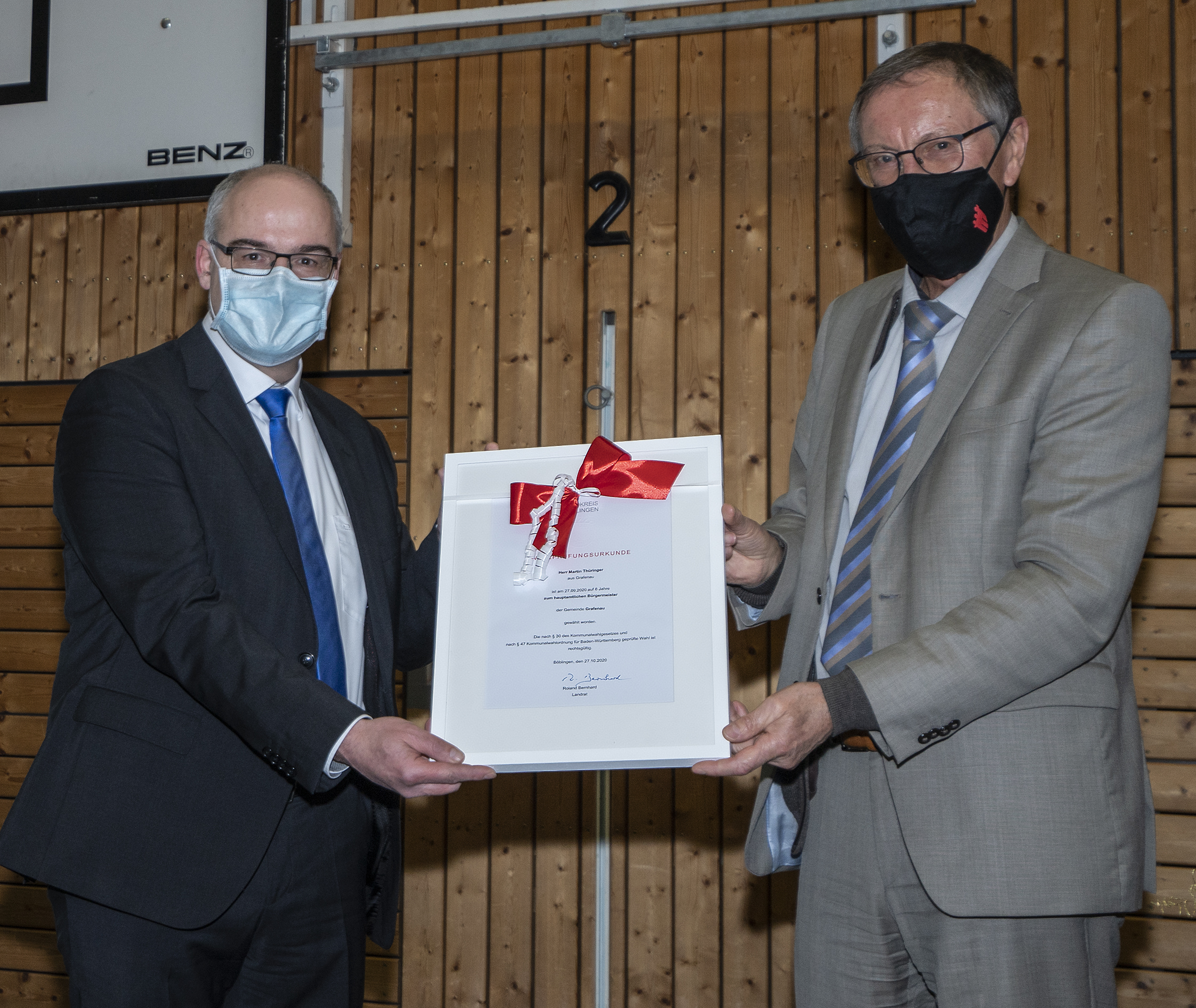 Auf seine vierte Amtszeit wurde Grafenaus Bürgermeister Martin Thüringer (links) verpflichtet. Landrat Roland Bernhard überreichte ihm die Wahlprüfungsurkunde und ein Glas Honig. Bild: Richter