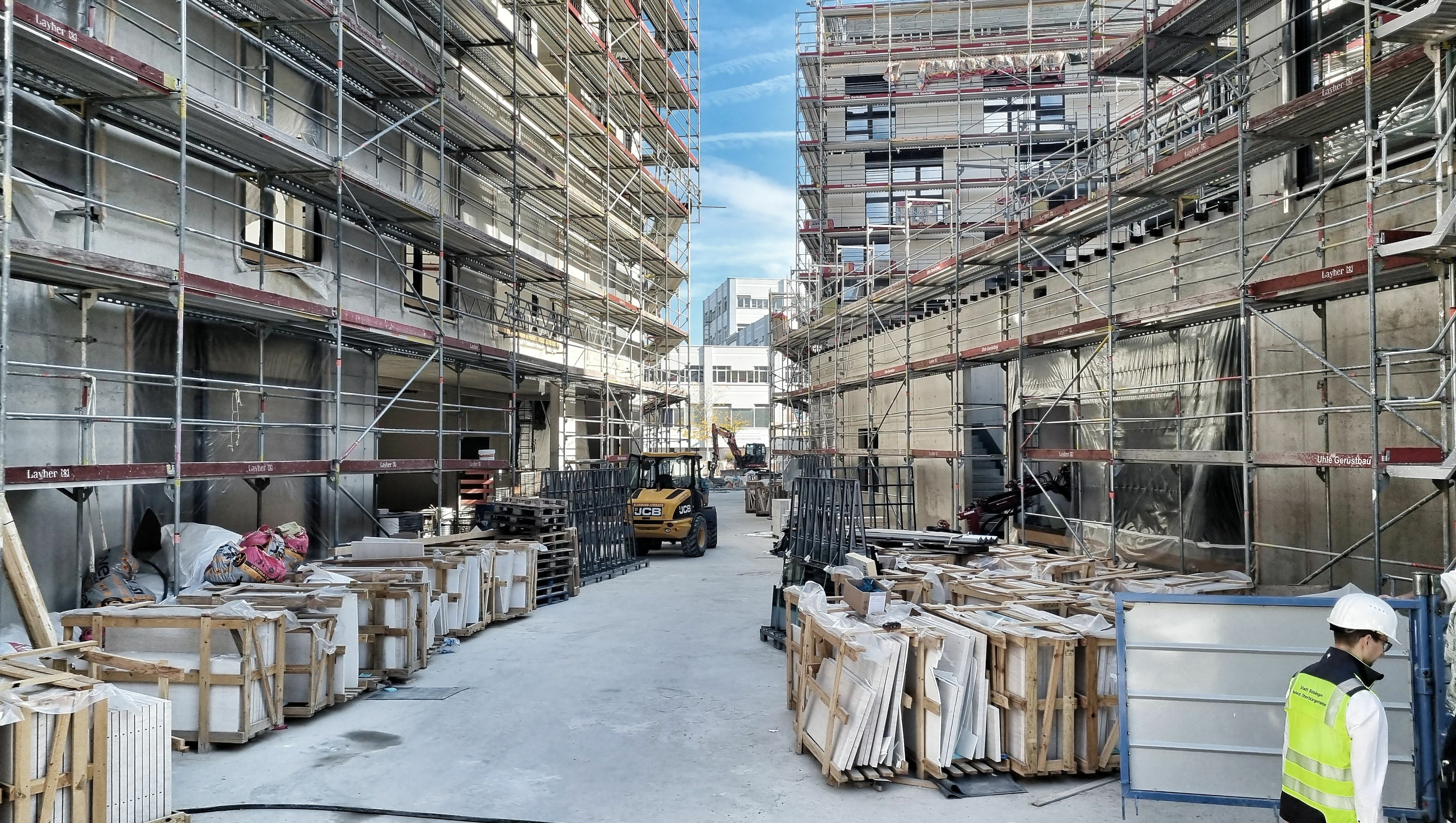 Zwischen den beiden Gebäudeteilen des Pulse gibt es Luft. Dort wo früher die Betonwand des City-Centers stand, verbindet künftig ein Durchgang die Wolfgang-Brumme-Allee und die Olgastraße. Bilder: Hamann