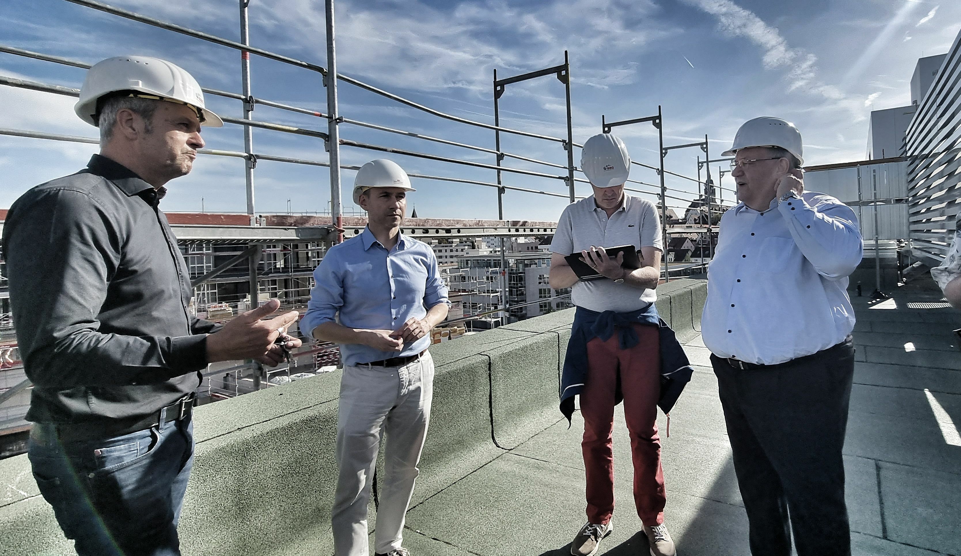 BBG-Geschäftsführer Rainer Ganske (rechts), Böblingens Oberbürgermeister Dr. Stefan Belz (Zweiter von links) im auf dem Dach des Pulse, das noch begrünt wird, im Gespräch mit Projektleiter Cartsen Teltscher (links). Bild: Hamann