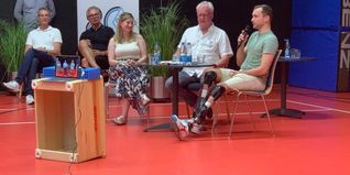 Maurice Schmidt (rechts) und seine Lebensgefährtin Dr. Anne Haupt stellten die den Fragen von Moderator Hans-Jörg Zürn. Bild: Holzapfel
