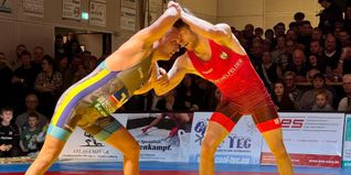 Constantin Bulibasa (links) lieferte eines der spannendsten Duelle des Abends.