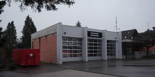 Wo der Container inks im Bild steht, wird ein zusätzlicher Hallenstellplatz bei der Darnsheimer Feuerwehr gebaut.  	Bild: Heiden