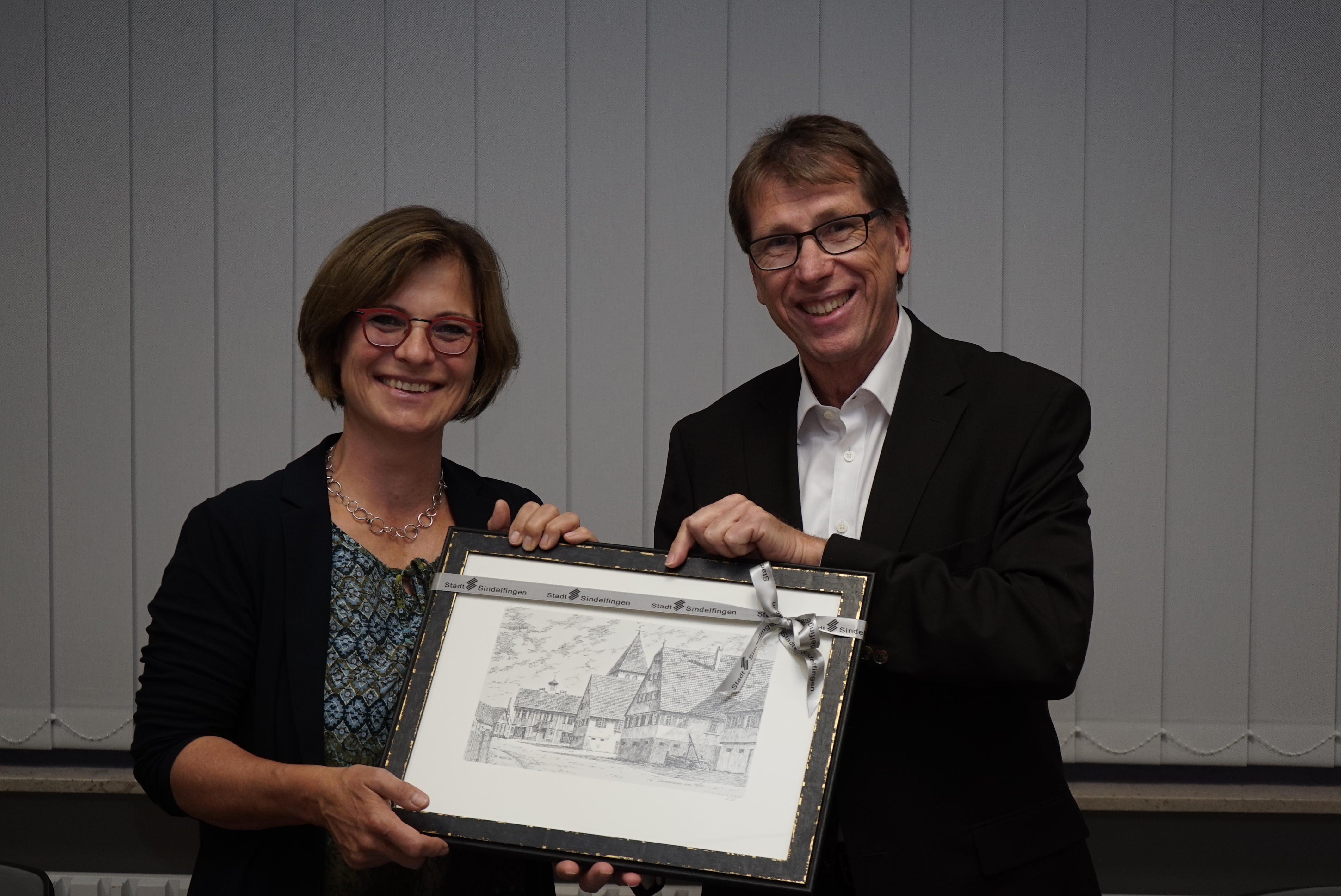 Darmsheims Ortsvorsteher Martin Lambert verabschiedet Beate Meyer mit einem Geschenk.