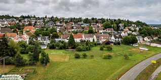 Auf die Bewohner der Gartenstraße in Deufringen kommen Einschränkungen zu. Die Wasserleitungen werden erneuert. Die Gartenstraße führt auf dem Foto links über dem Schloss nach rechts. Bild: Richter