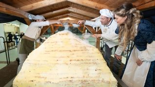 Die Dresdner Stollenbäcker haben ihren Riesenstollen zusammengesetzt.