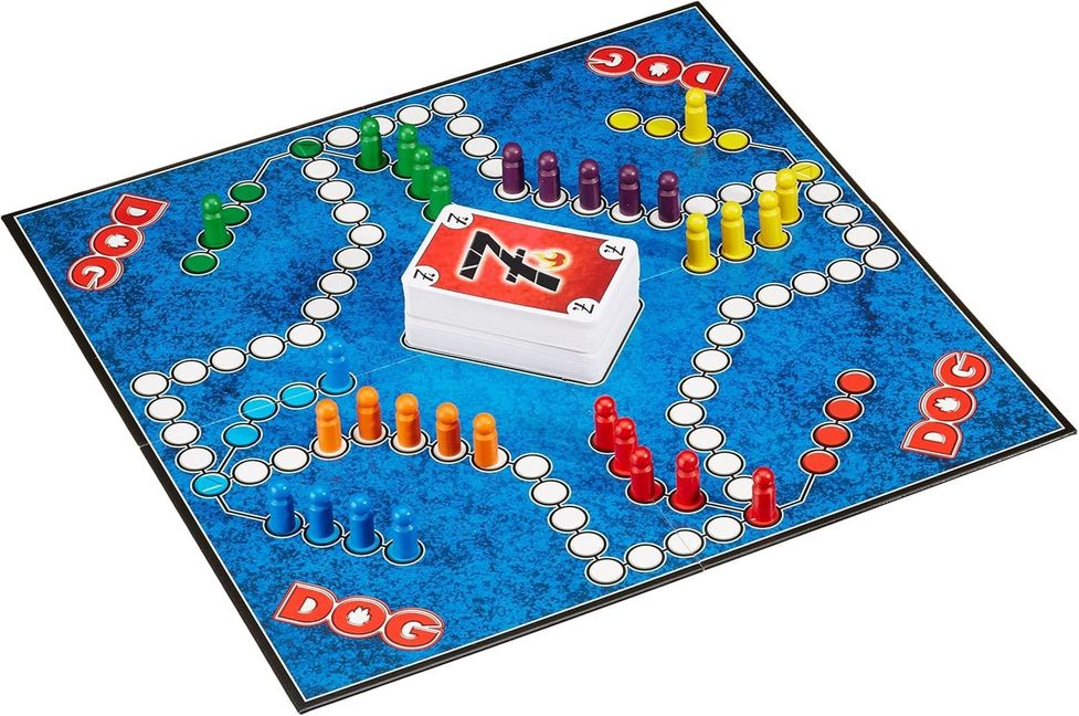 Nur im Team gewinnen – Dog verbindet Taktik und Familienspaß. Bild: Schmidt Spiele