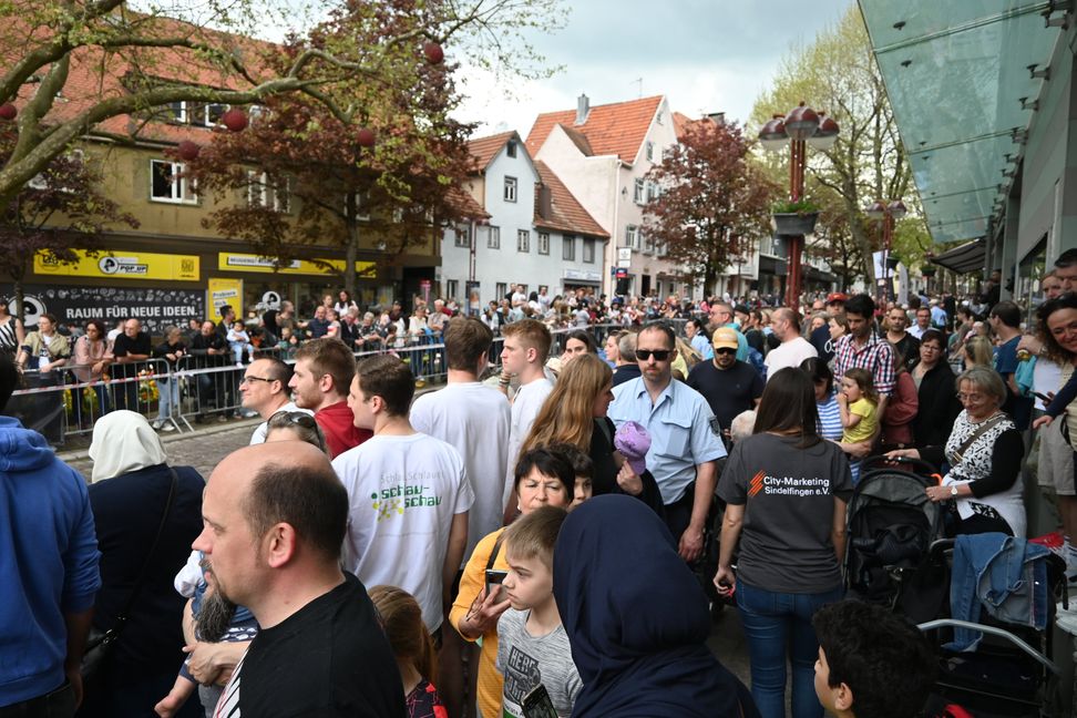 So war es 2023: Dicht an dicht stehen die Menschen in der Planie: Werk-Stadt-Lauf und verkaufsoffener Sonntag haben die Massen in die Sindelfinger Innenstadt gelockt. Bild: Nüßle/A