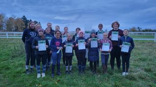 Stolze Gesichter nach den bestandenen Prüfungen: Die Prüflinge des ersten Prüfungstages im Reit- und Fahrverein Maichingen.