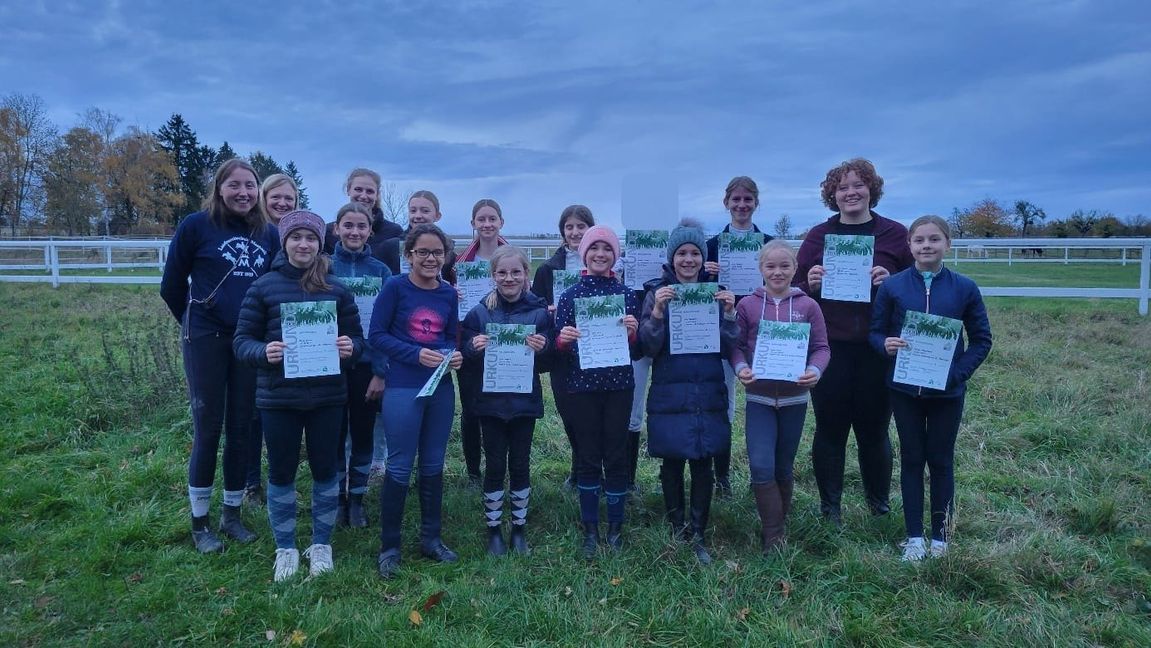 Stolze Gesichter nach den bestandenen Prüfungen: Die Prüflinge des ersten Prüfungstages im Reit- und Fahrverein Maichingen.
