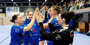 Sieg eingetütet, Spiel abgehakt: Für die Oberliga-Handballerinnen geht es nach dem Pflichtsieg in die kurze Winterpause. Da kann man schon einmal abklatschen.