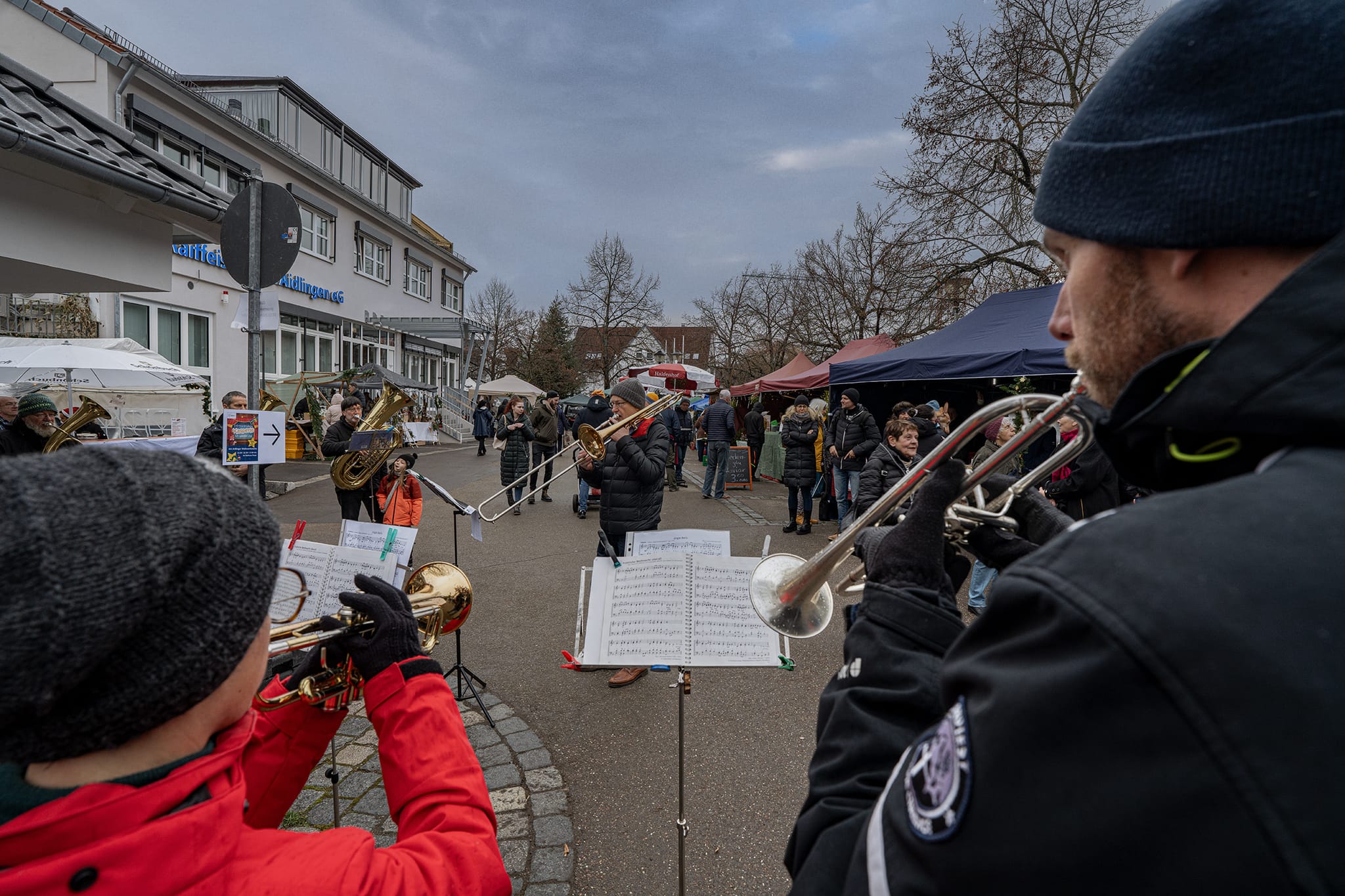 Der Posaunenchor eröffnete den Aidlinger Weihnachtsmarkt.
