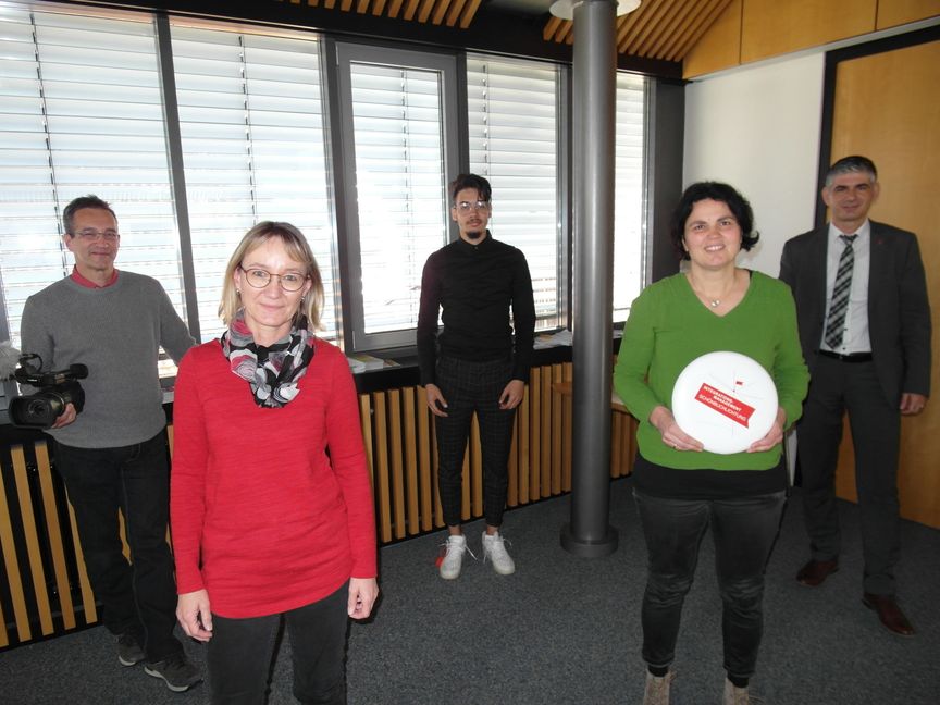 Filmemacher Andreas Harr aus Weil im Schönbuch, Christine Henck (Holzgerlinger Integrationsmanagement), Abdul Salfiti (leistet Bundesfreiwilligendienst in Holzgerlingen), Tina Binder (Holzgerlinger Integrationsmanagement) und  Holzgerlingens Bürgermeister Ioannis Delakos (von links) präsentieren das Projekt "Heimatorte". Bild: Staber