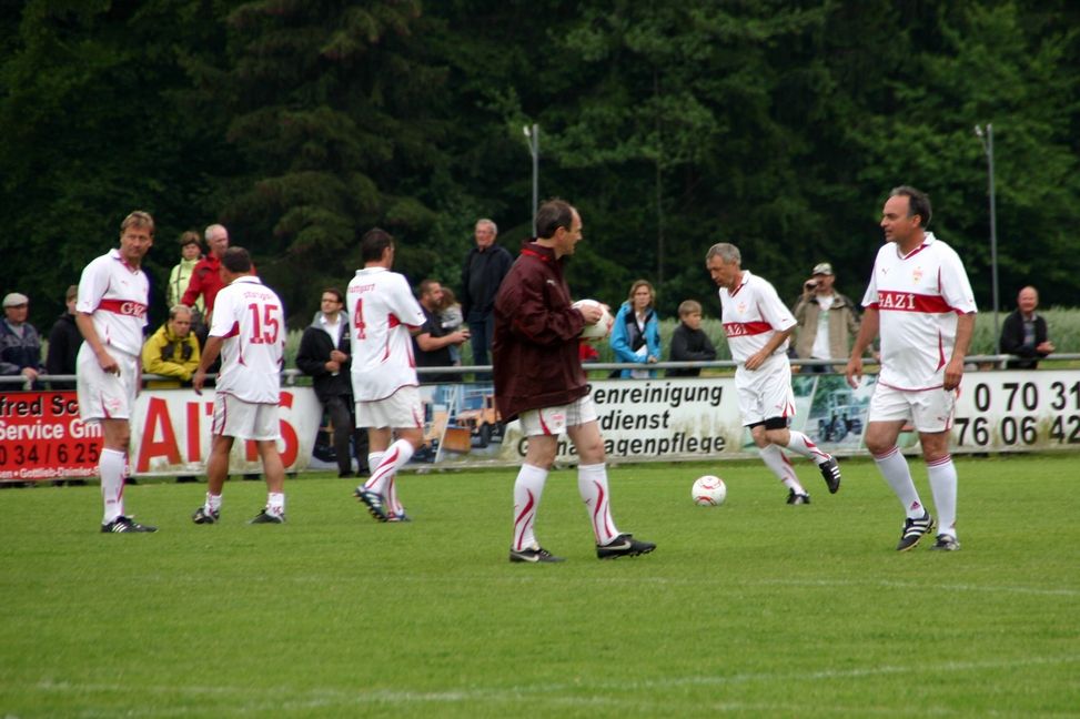 Die Brustring-Legenden machen sich warm. Bild: Andermann