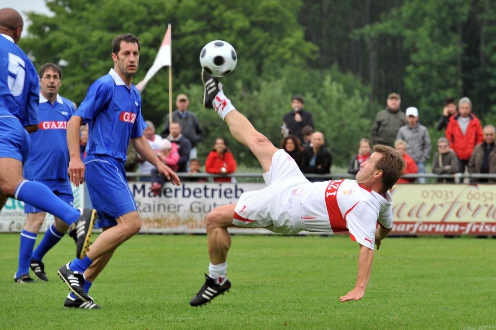 Akrobat schön: Fritz Walter beim Fallrückzieher. Bild: Andermann