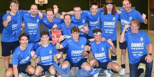 Ein Foto aus dem Februar 2025 und dem gewonnenen Oberliga-Titel mit dem verstorbenen Trainer  Thomas Dauner (vorne rechts).Bild: Meyer