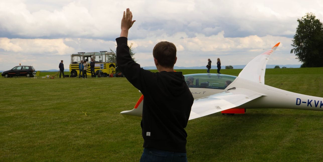 Bereit für den Abflug: ein Jugendlicher gibt die Startbahn frei.