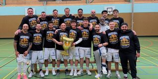 Mit den Meistershirts und dem Pokal: Die Sindelfinger Basketballer kehren in die Oberliga zurück.