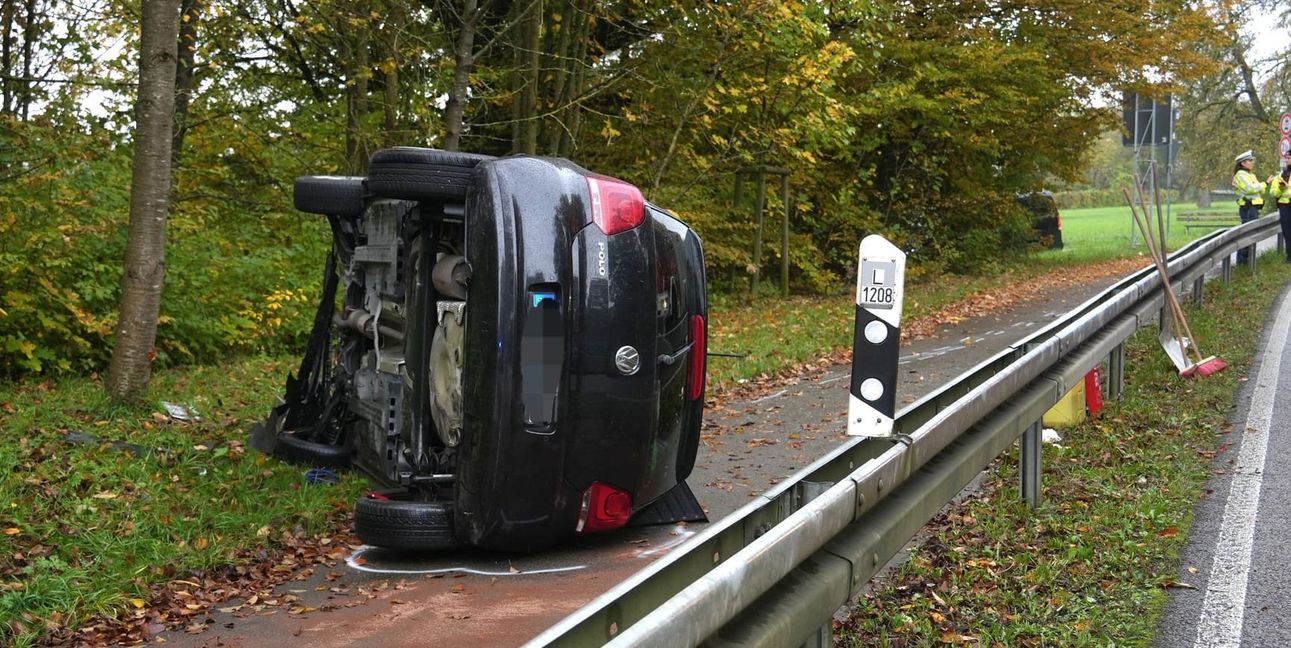 Die Straße musste für die Bergungsarbeiten  gesperrt werden. Bild: SDMG/Dettenmeyer