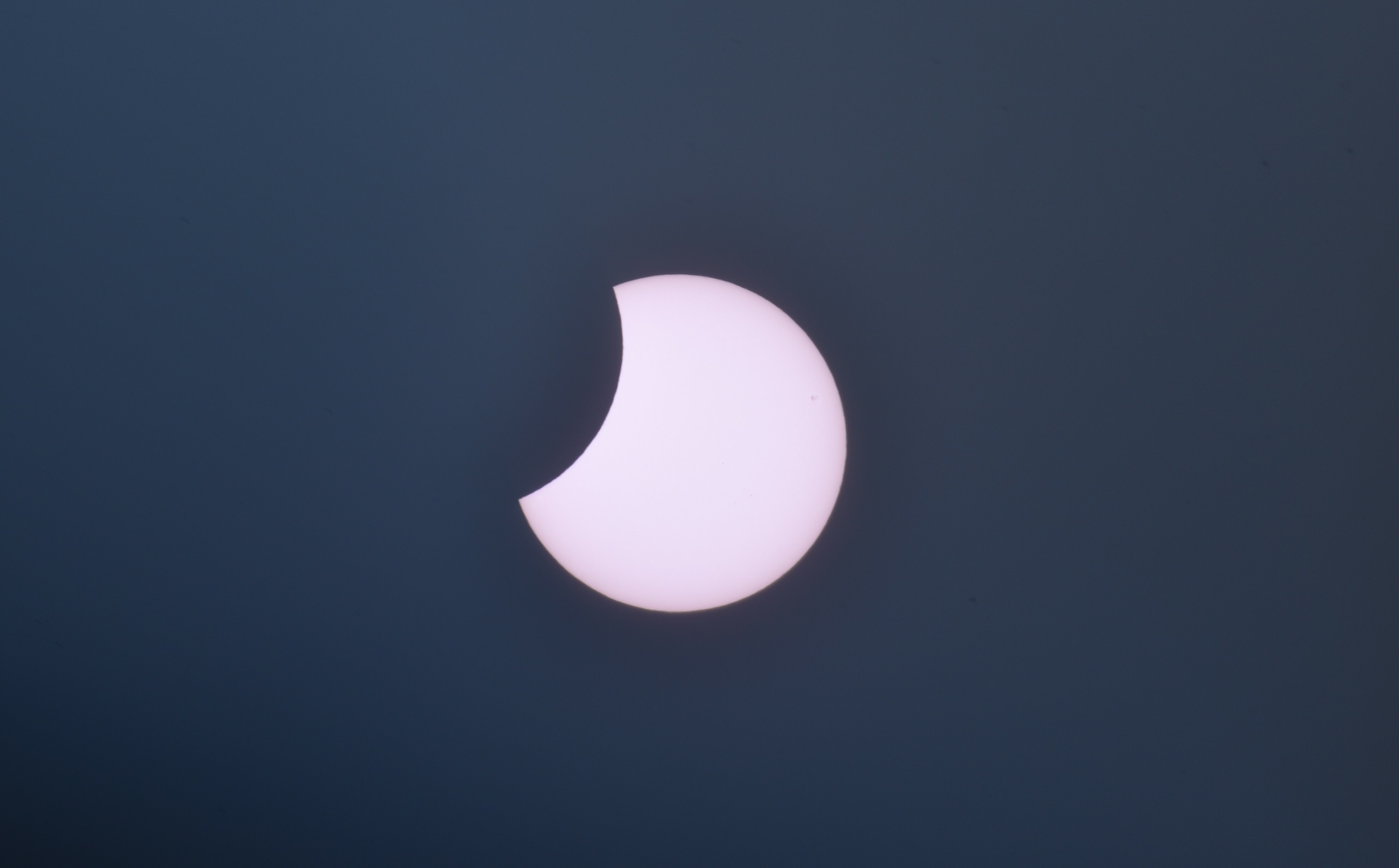 Diese Bild der Sonnenfinsternis schoss unser Mitarbeiter Karlheinz Reichert mit einer Sonnenschutzfolie vor dem 700-mm-Teleobjektiv (500 mm plus 1,4-fachen Konverter).