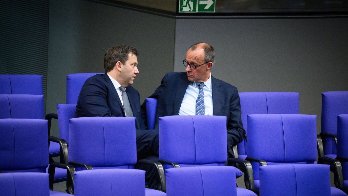 Nach der Finanzeinigung mit den Grünen beginnt für die Koalitionsverhandler das Ringen um die Details: SPD-Fraktionschef Klingbeil und Unionsfraktionschef Merz.