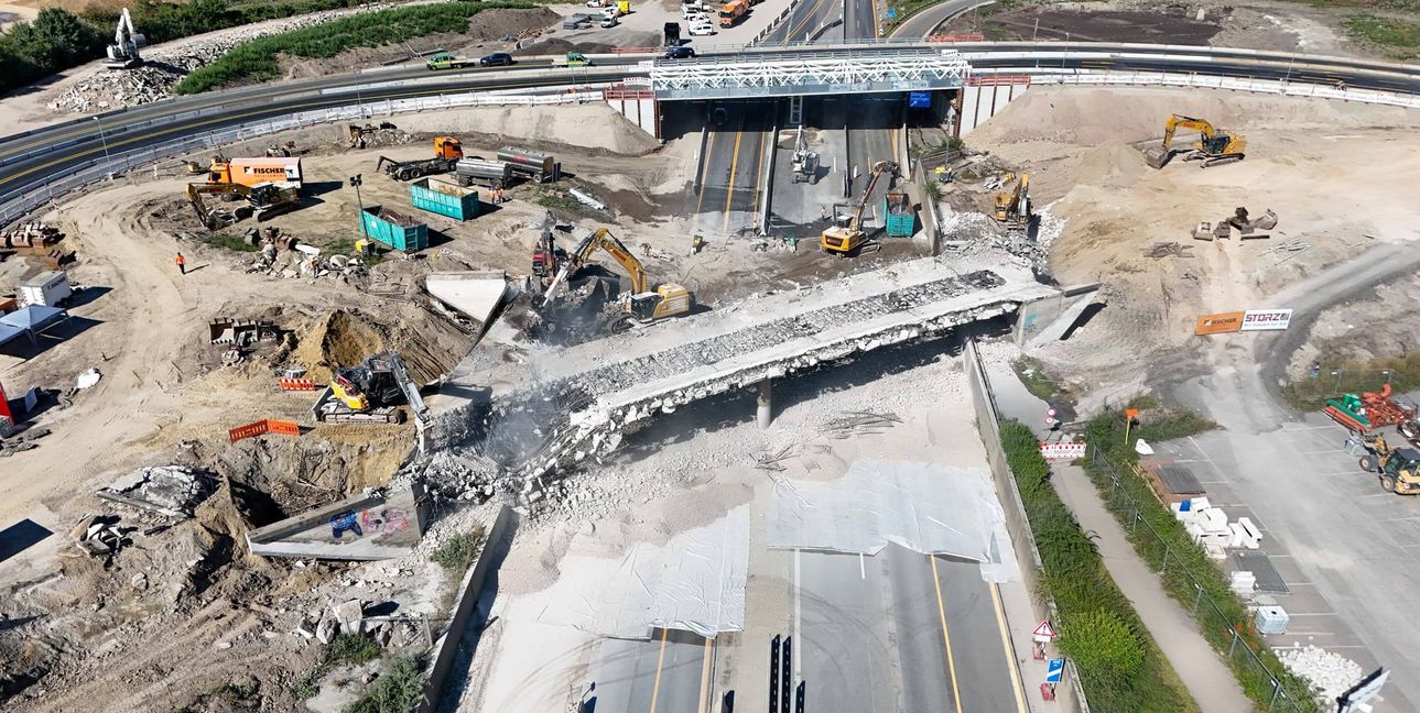 Bye bye, Brücke - am Samstagmittag beißen sich die Bagger erbarmungslos durch den Beton. Die Brocken stürzen auf das Fallbett, das die Fahrbahn der A81 schützt.