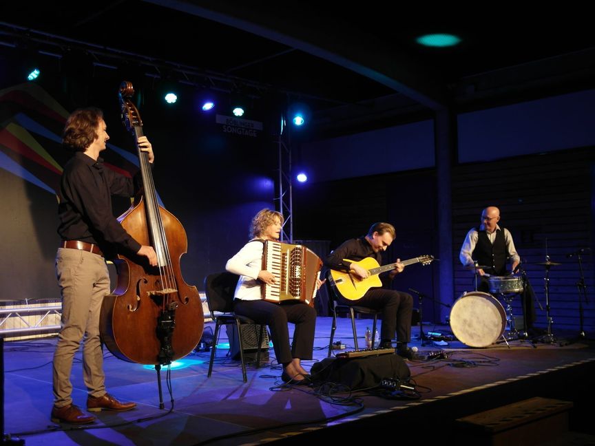 Dennis Wendel, Anja Baldauf, Raffael Müller und Stefan Baldauf (von links) haben mit dem Projekt „Orchestra Mondo: Tango Meets Gypsy“ vor gut 100 Zuschauern das letzte Konzert der diesjährigen Auflage der Veranstaltungsreihe „Sommer am See“ in der Böblinger Alten Tüv-Halle am Oberen See präsentiert.
