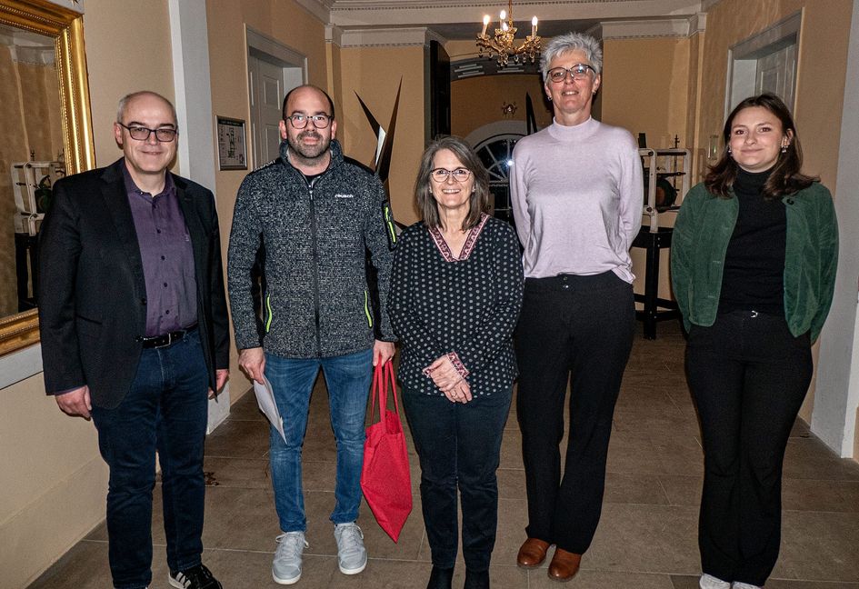 Auf unserem Foto von links neben Bürgermeister Thüringer: Boris Bacherle, Christina Schwarzer, Jeanette Schönfelder und Tyler Czeppel.