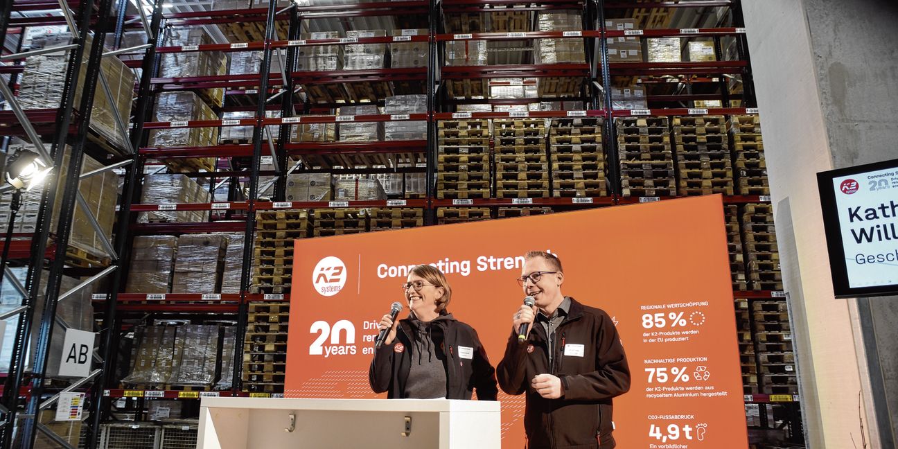 Die Co-Vorsitzenden der Geschäftsleitung von K2 Systems, freuen sich über das neue Logistikzentrum, mit dem sie den Materialdurchlauf um 80 Prozent steigern wollen.