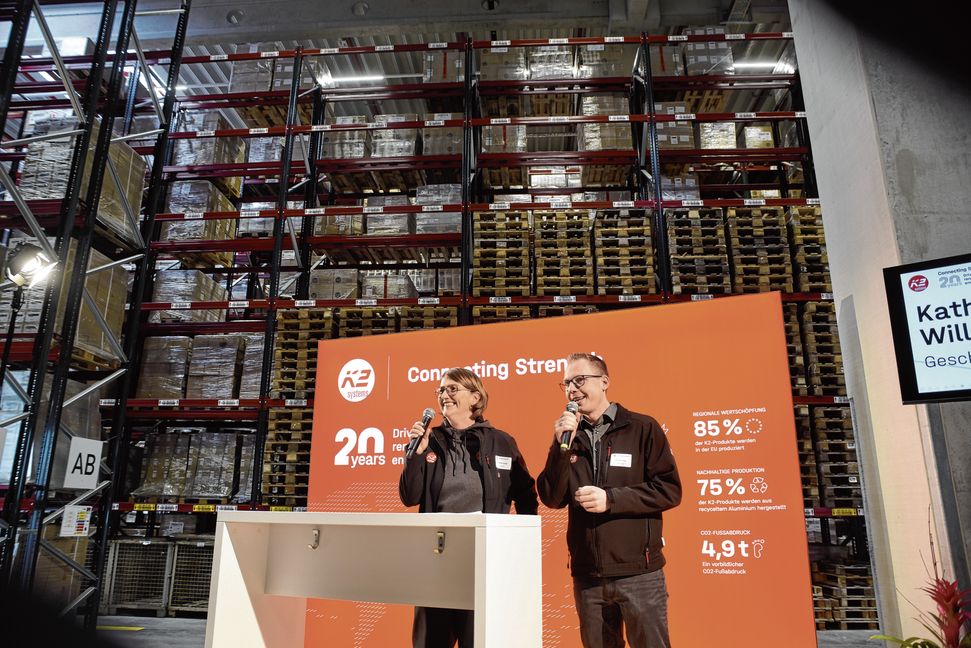 Die Co-Vorsitzenden der Geschäftsleitung von K2 Systems, freuen sich über das neue Logistikzentrum, mit dem sie den Materialdurchlauf um 80 Prozent steigern wollen.