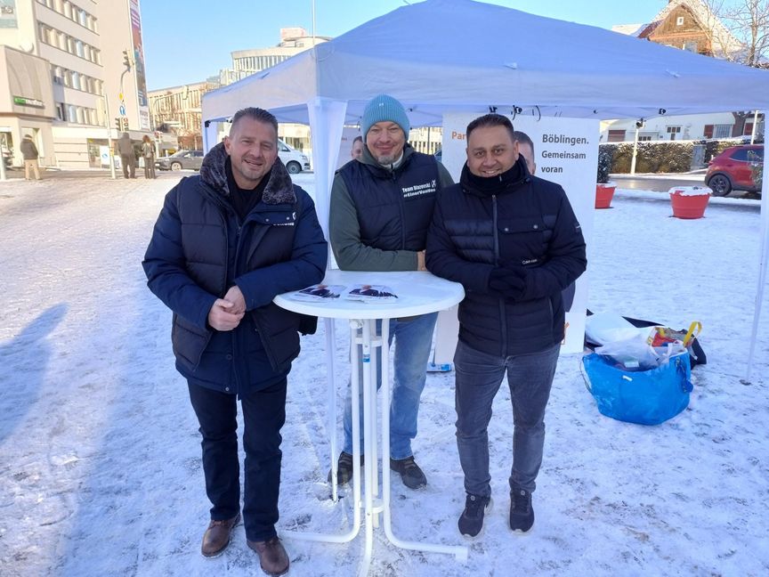 OB-Kandidat Aleksandar Blazevski (von links) mit seinem Bruder Dejan Blazevski und Unterstützer Hüseyin Yaman.