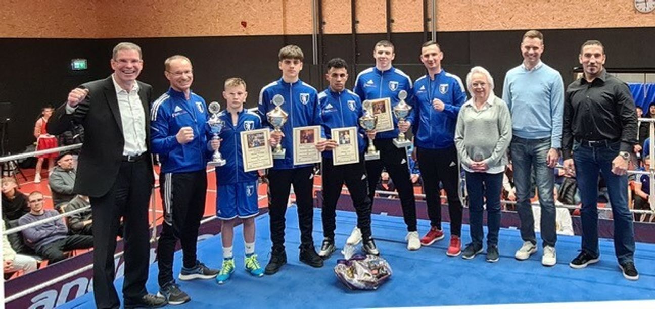 Ehrung der erfolgreichen Boxer der SV Böblingen: Abteilungsleiter Ewald Agresz, Trainer Viktor Deisling, Michael Deisling, Michael Melintschuk, Hicham Omar, Erik Wünsch, Brigitte Müller (Vorstandsmitglied der SV Böblingen), Tobias Heizmann (Erster Bürgermeister der Stadt Böblingen) und Firat Arslan (Profiboxer und ehemaliger WBA-Weltmeister im Cruisergewicht/von links). Bild: z