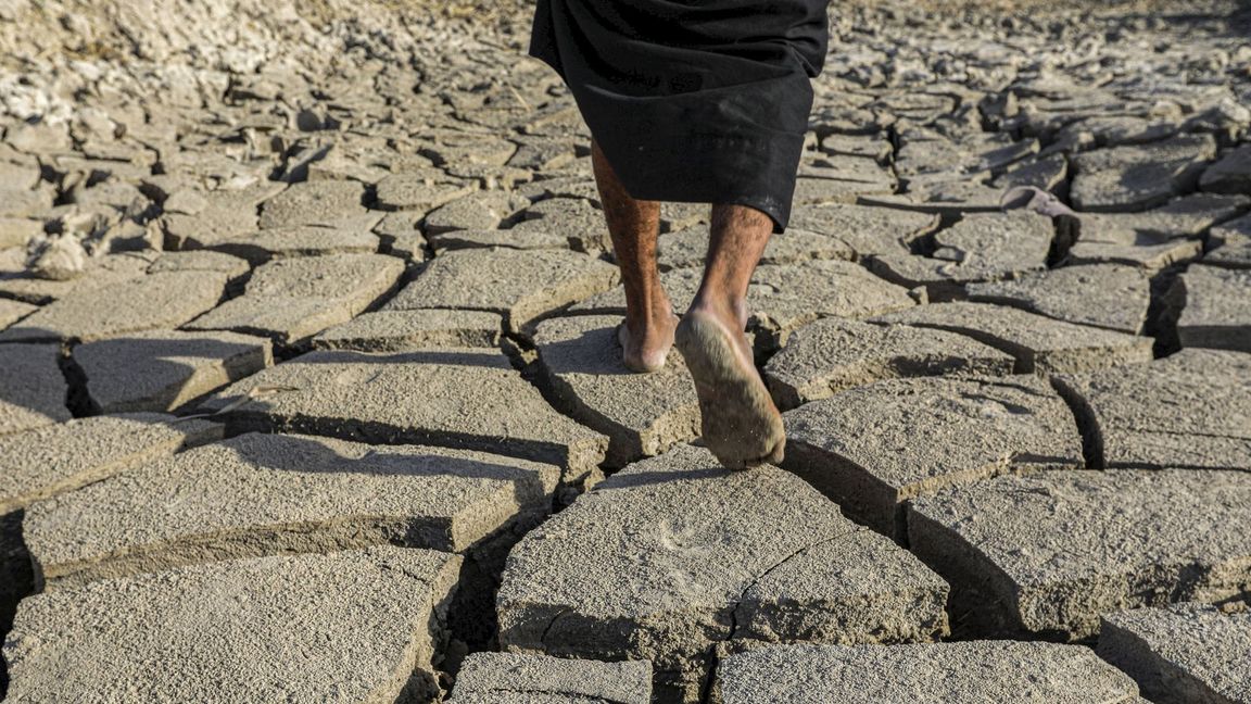 Ein Fischer steht auf dem ausgetrockneten Boden in den Schibajisch (Chibayish)-Sümpfen im Irak.