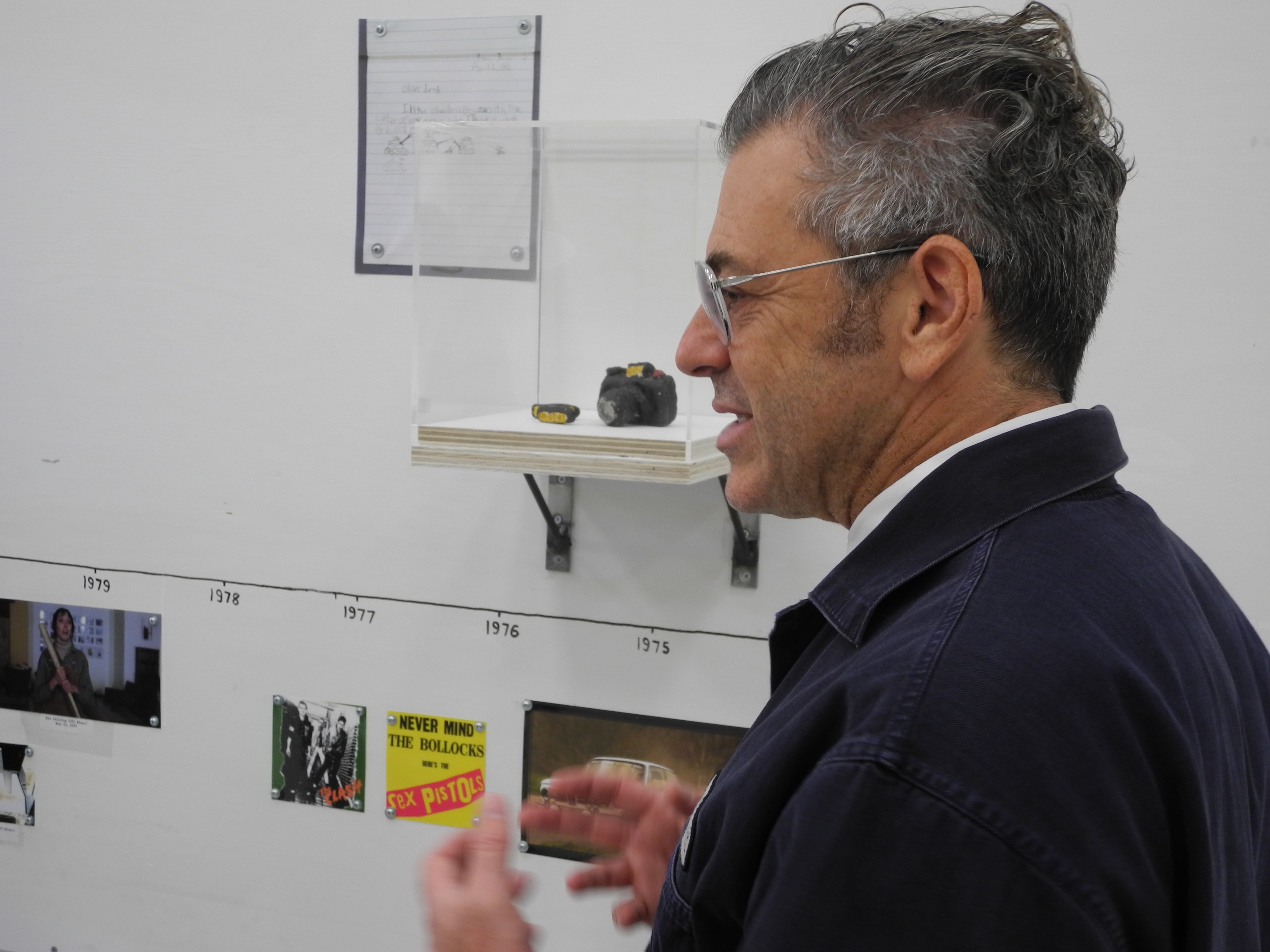 Tom Sachs vor der Arbeit "Timeline", die eigens für das Schauwerk entstanden ist. Bilder: Volkmann