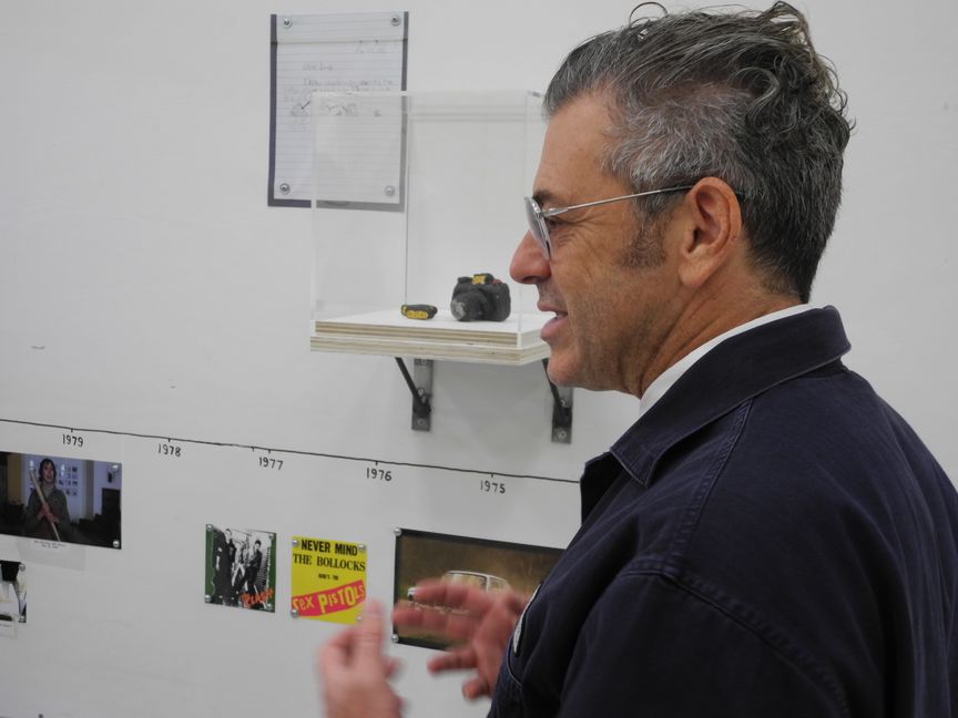Tom Sachs vor der Arbeit "Timeline", die eigens für das Schauwerk entstanden ist. Bilder: Volkmann