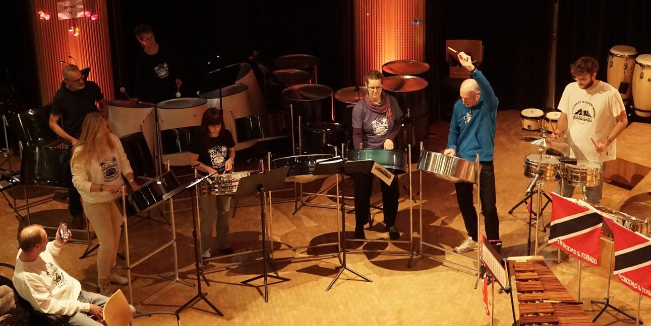 Jogi Nestel dirigiert seine Pantastics mit gehobenem Arm beim Auftritt im Odeon.