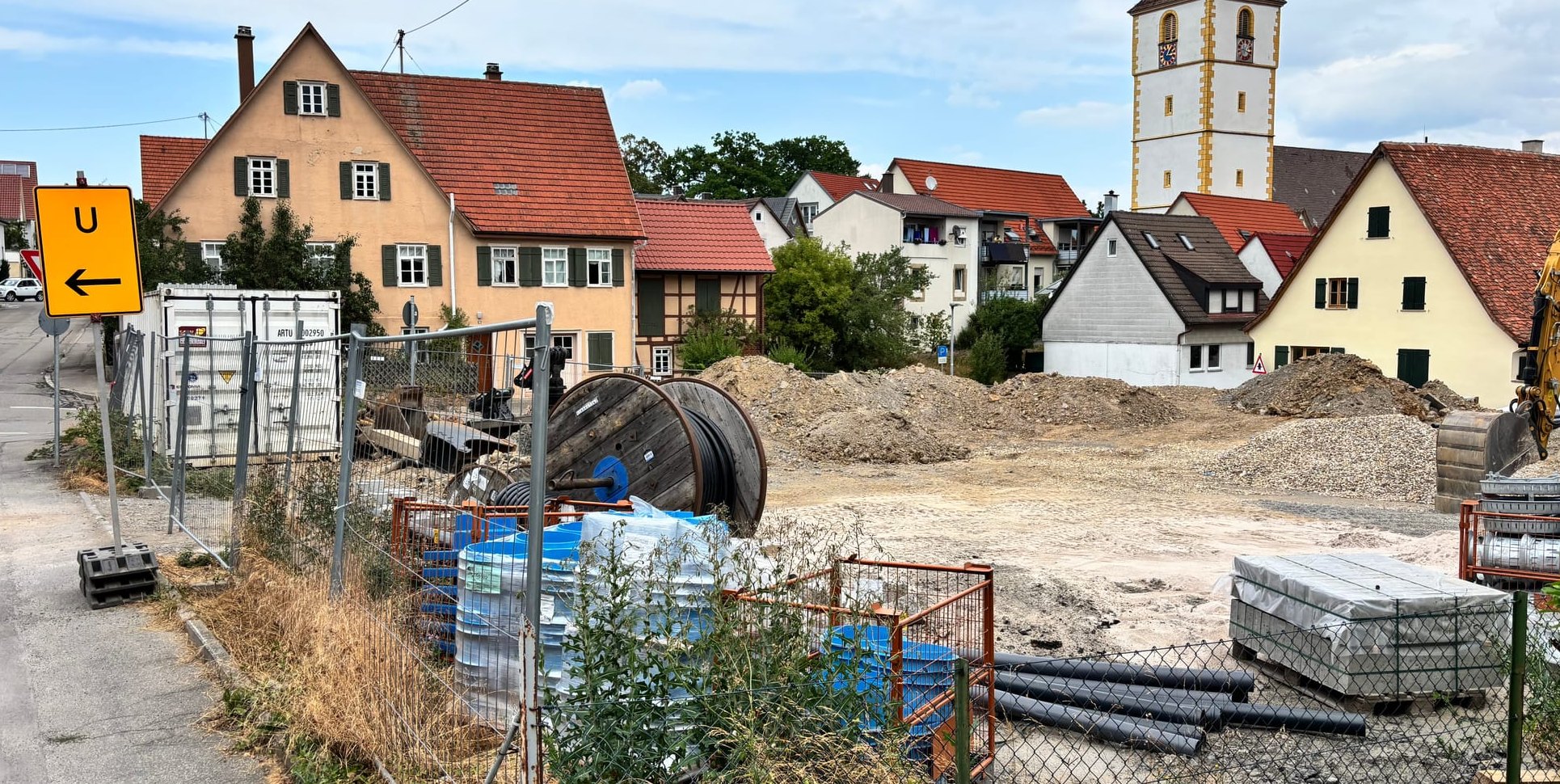 Auf der brachliegenden Fläche sind Parkplätze geplant.