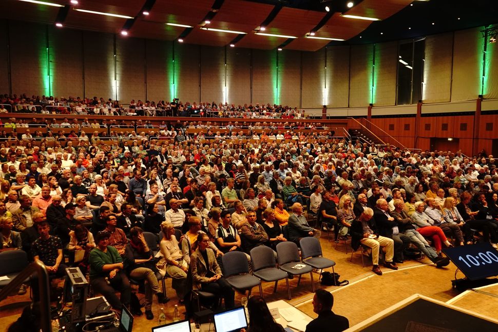 Rund 1300 Besucher wollten die OB-Kandidaten in der Stadthalle sehen.