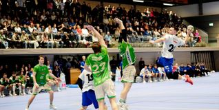 Dominic Rose hebt ab. In der sanierten Murkenbachhalle sieht das noch besser aus als früher. Und die Zuschauer haben freie Sicht.