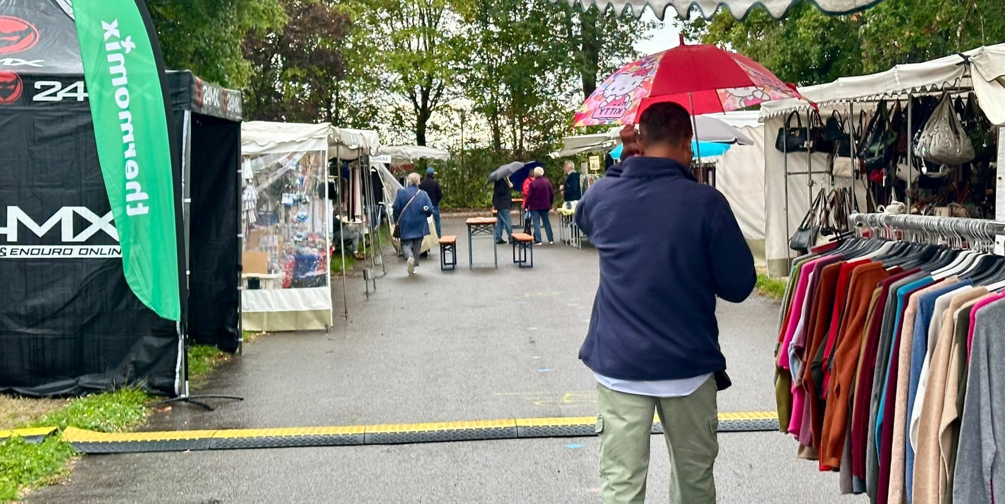 Schlechtes Wetter und ein neuer Standort: Der Krämermarkt hatte es am Mittwoch nicht leicht.