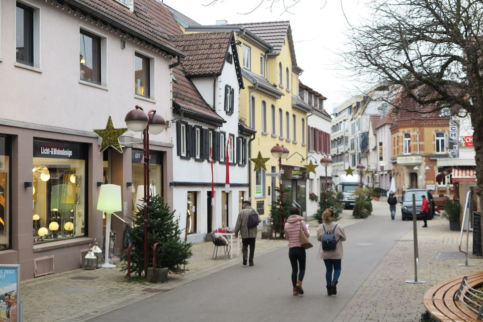 Für weihnachtliche Atmosphäre beim Einkaufen sorgt die Dekoration in der Sindelfinger Innenstadt.