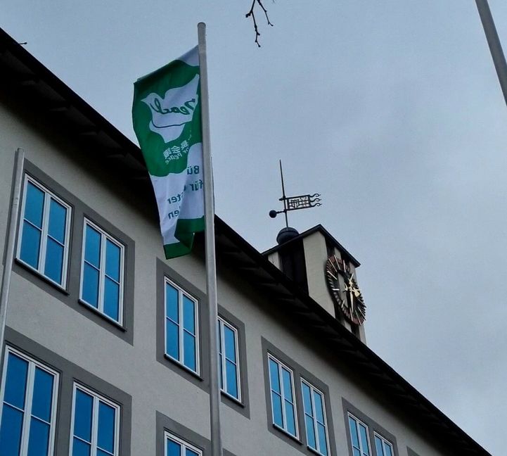 Zeichen der Solidarität mit der Ukraine: Doe Flagge des Netzwerks "Mayors for Peace" vor dem Alten Rathaus in Böblingen. Bild: Hamann