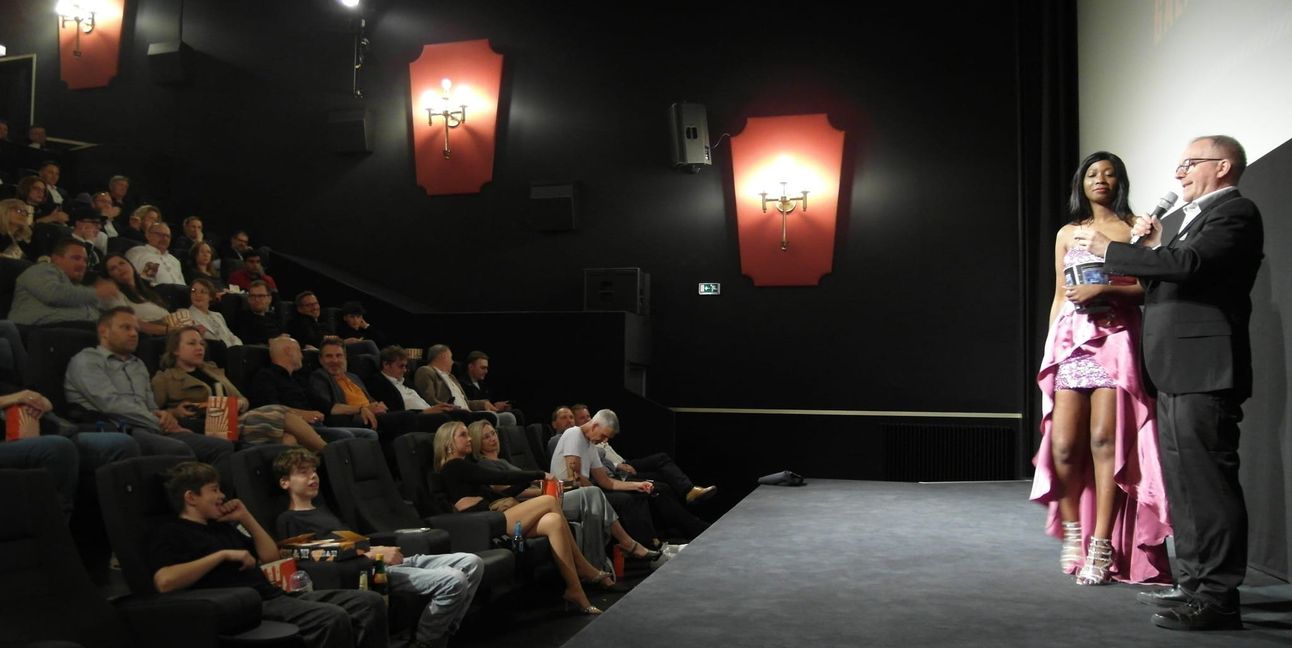 Glücksfee Yvonne Ouma und Conferencier Uwe Hutfilz vom Seegärtle bei der Verlosung, die zu jeder Gala-Premiere im Böblinger Bärenkino dazu gehört.