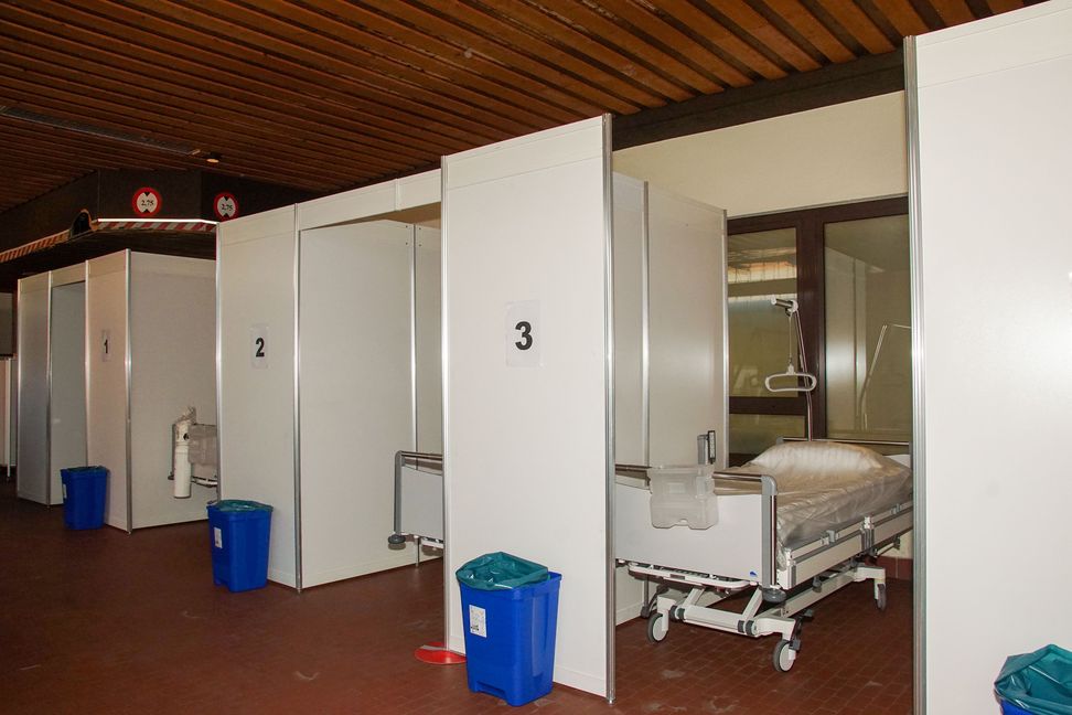 Innerhalb von zwei Tagen wurde in der Rettungswagenhalle am Sindelfinger Krankenhaus mithilfe eines Messebauers eine Fieberambulanz mit neun abgetrennten Kabinen eingerichtet.  Bild: Dettenmeyer