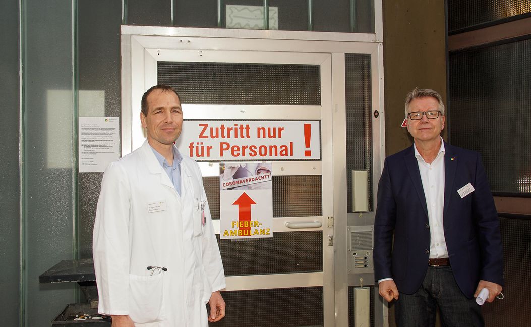 Dr. Johannes Böer (Chefarzt der zentralen Notaufnahme am Sindelfinger Krankenhaus) und Dr. Jörg Noetzel (Geschäftsführer des Klinikverbunds Südwest) am Eingang der Fieberambulanz.