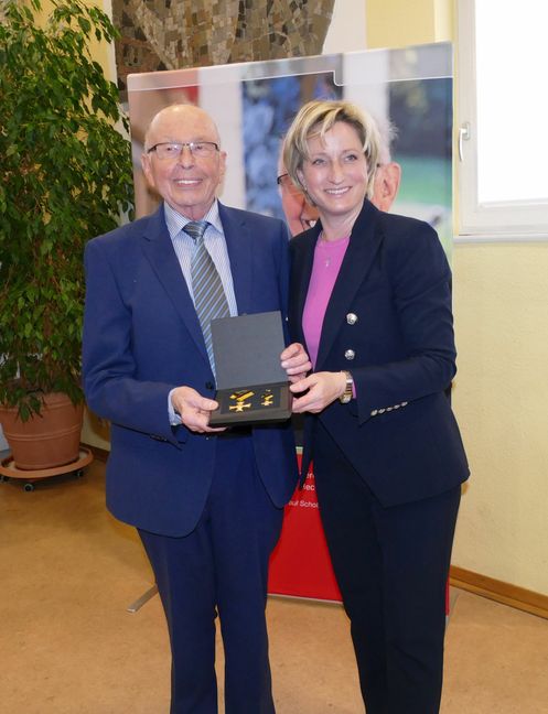 Wirtschaftsministerin Nicole Hoffmeister-Kraut überreichte Paul Schobel die Verdienstmedaille des Landes. Bild: Lück