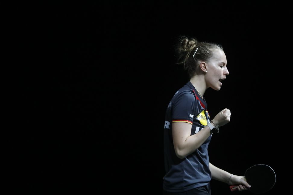 Annett Kaufmann im Glück. Mit ihren 17 Jahren holt sie mit der deutschen Frauen-Nationalmannschaft den EM-Titel. In der Vorrunde gegen England kam sie zum Einsatz und ließ ihrer Gegnerin Mollie Patterson keine Chance.      Bild: picture alliance / Xinhua News Agency